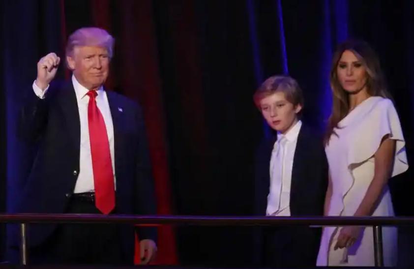 [下雨]小策看现在的特朗普，真有一种“心有余而力不足”的悲凉感。他本想做一个翻手