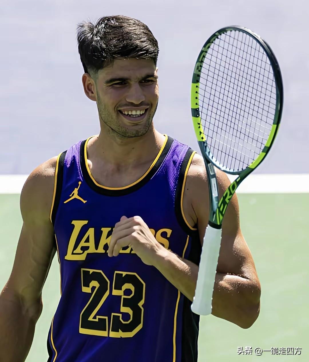 阿尔卡拉斯不仅在发型上做文章，训练服也引发关注，原来，在美国备战印第安维尔斯赛的