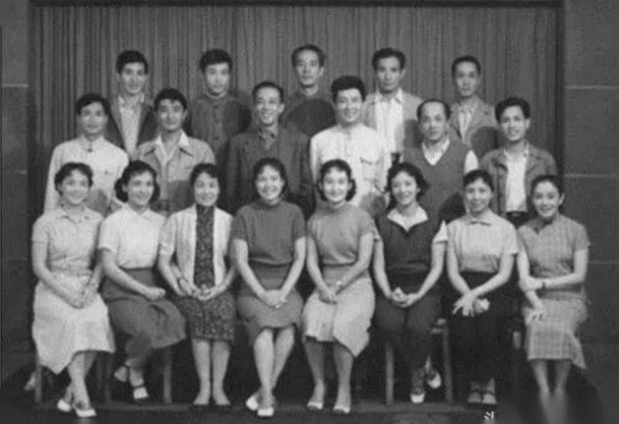 上海电影制片厂的部分演员在青岛演出时合影。
上排：康泰、徐俊杰、舒适、李农、阳华