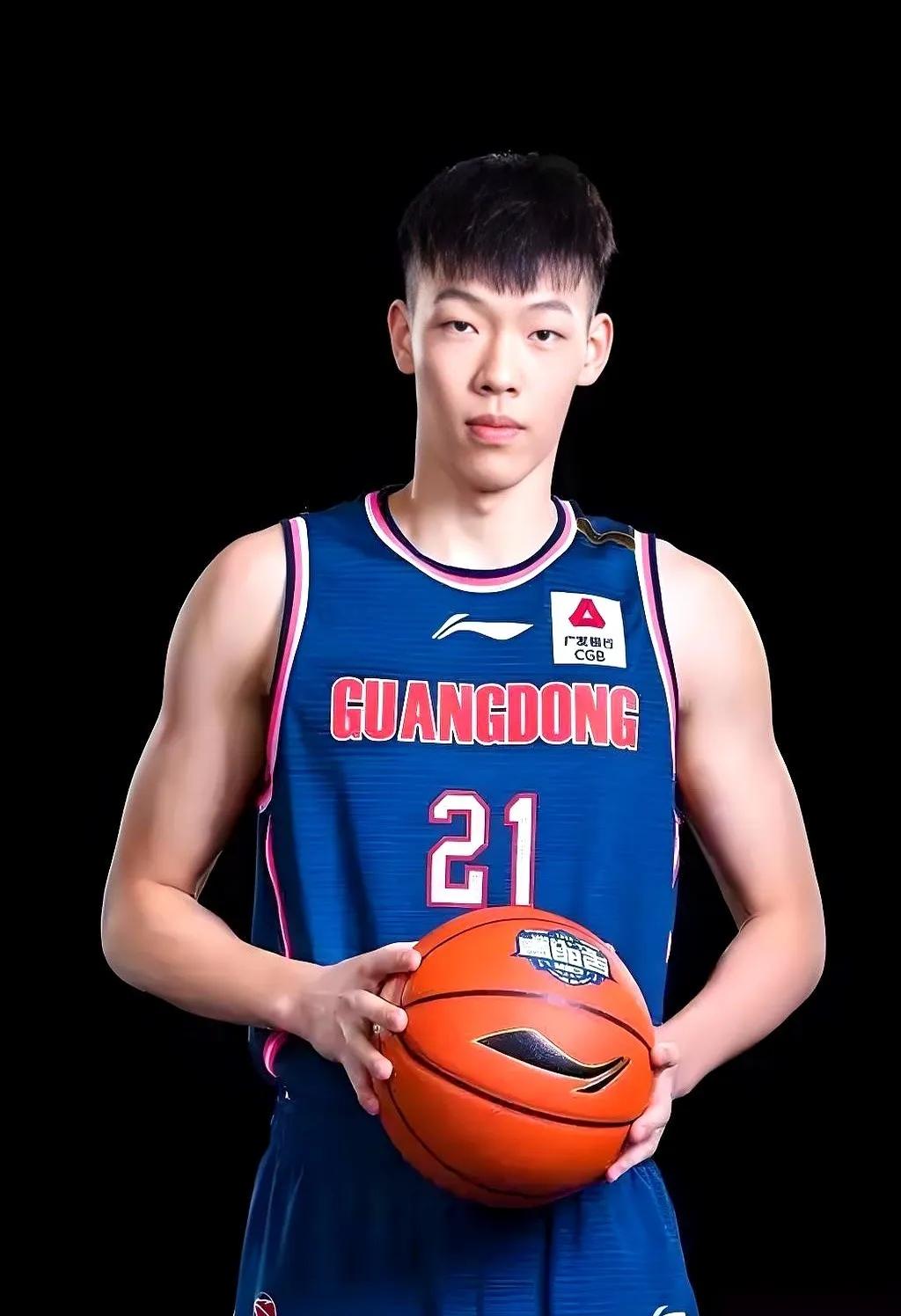 当初看他打球，给人的第一印象就是一个“大番薯”，两米多的个子，壮硕的身板，满场飞