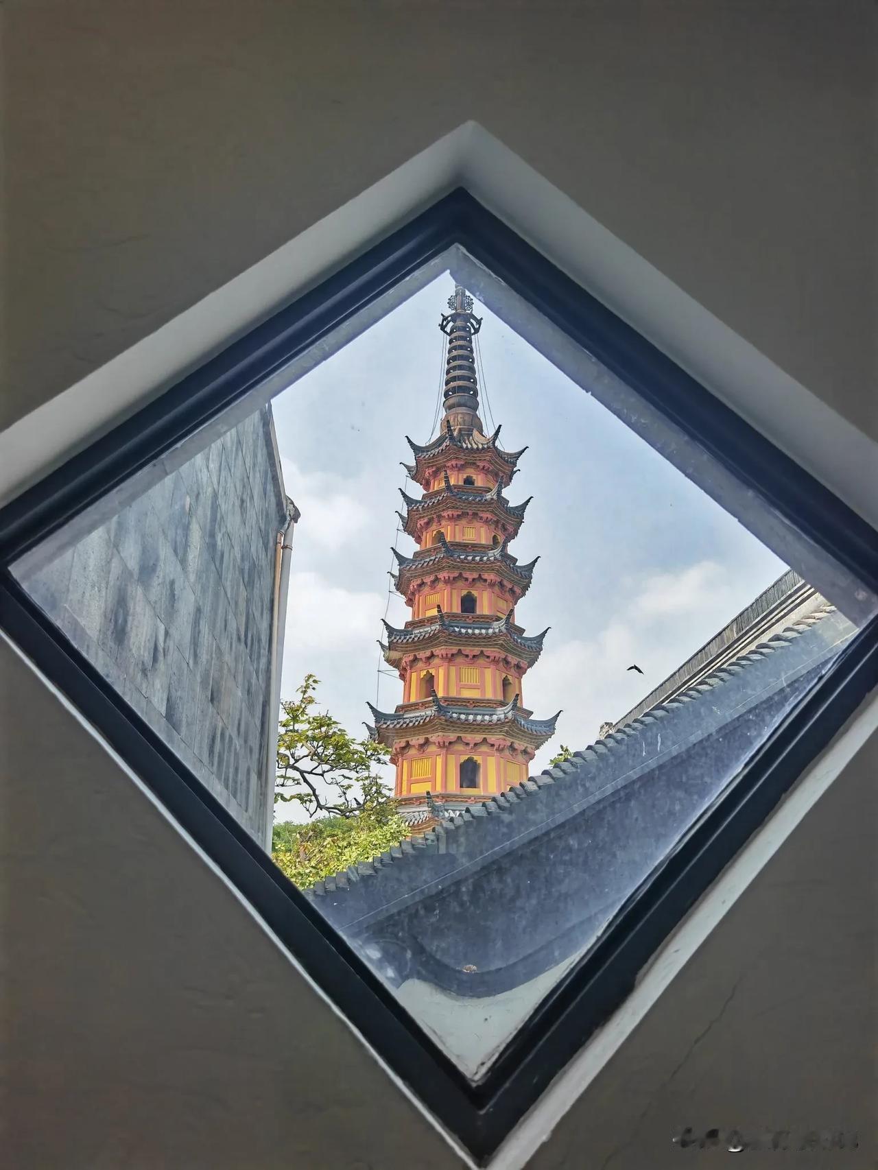 细想之下，电视机的功能已不再局限于传统的直播节目。智能电视的兴起，让观影、游戏、