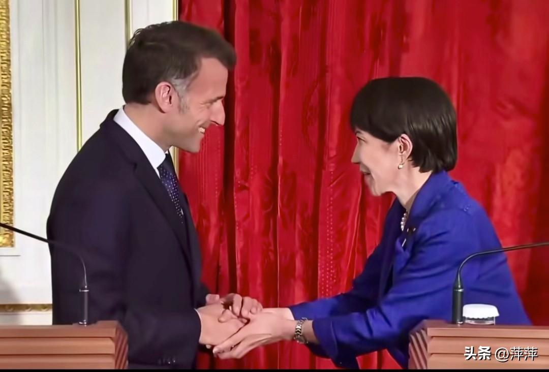 当地时间4月1日，马克龙访日与日本首相高市早苗举行记者会。尾声时，高市突然摆出《