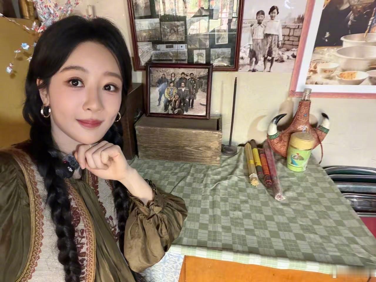 玫瑰之所以是玫瑰，是风与光的眷顾，更是实现与灯光的归处杨紫全网告黑杨紫