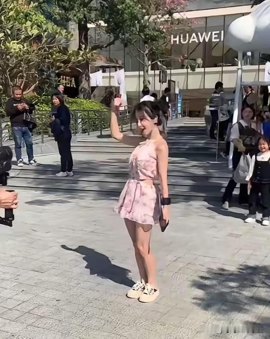 冯提莫也会自卑，个子太矮，152的身高已经不矮了，可是这一直是她的心结，她做过骨