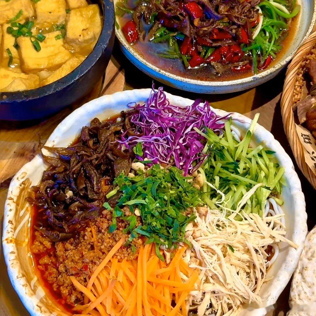 生活手记 碳水和肉肉双双到位的快乐晚餐✨一桌热乎家常菜，捆扎肉蘸鲜辣蘸水、砂锅嫩