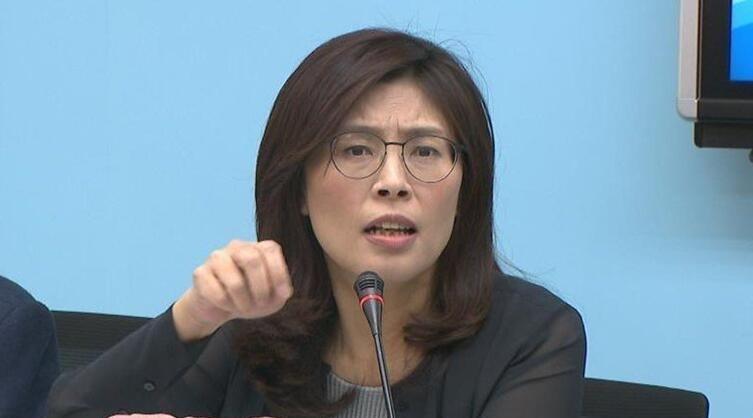 警惕，两个女人也可以唱一台戏！

郑丽文支持率遥遥领先后，口出狂言，称要窜访日本