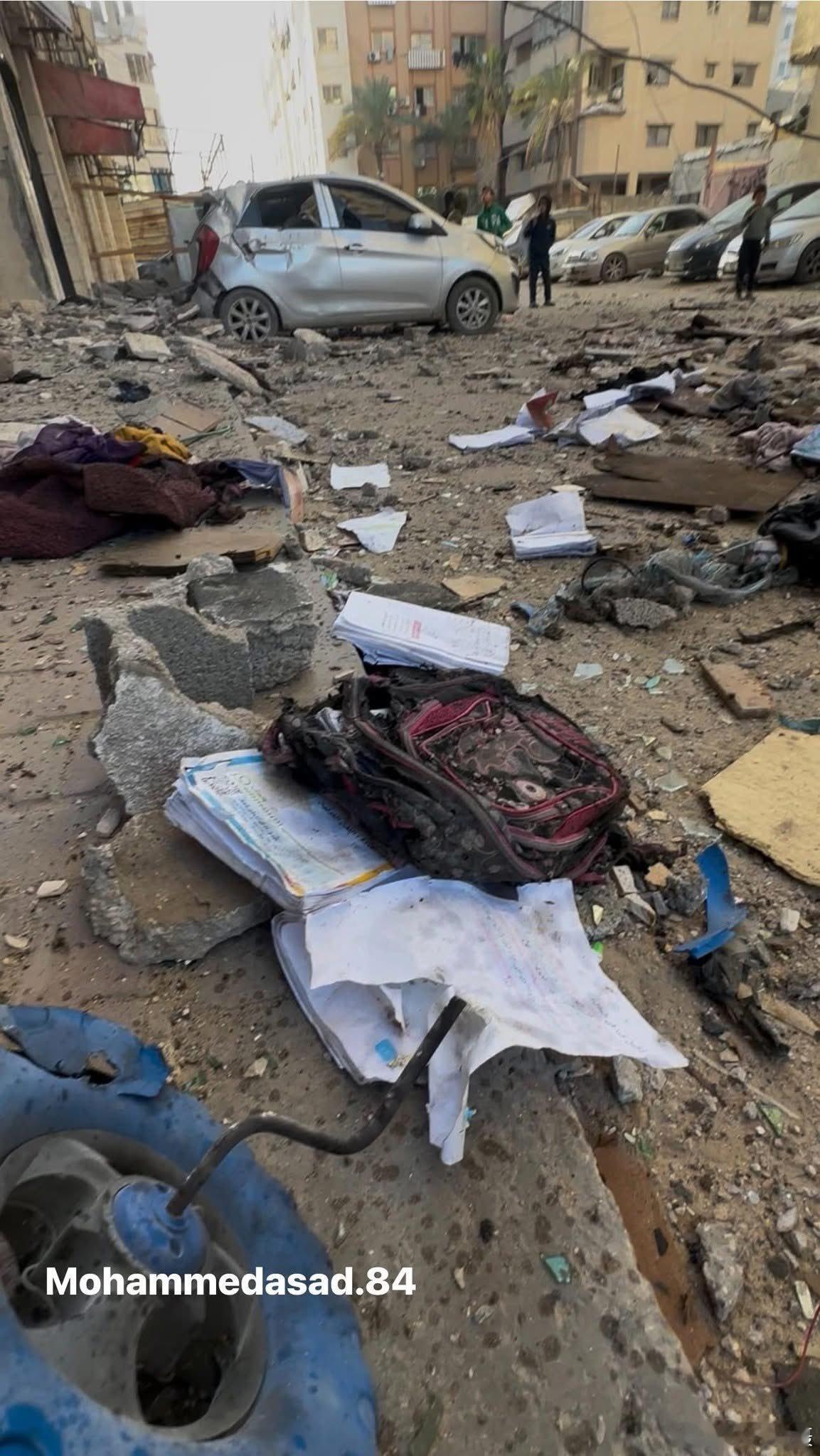 据当地消息：惨绝人寰！玩具、书包和课本散落在街头，今天凌晨，以色列空袭加沙，孩子