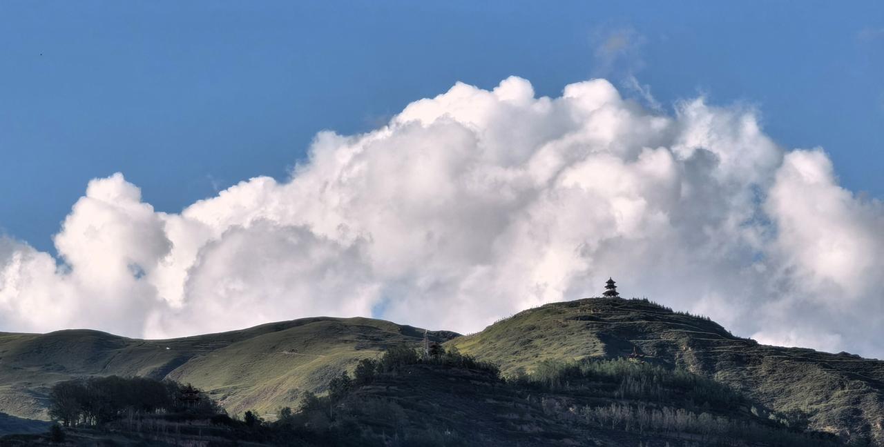 岷山之巅，云海翻滚，山巅矗立，静谧如画。