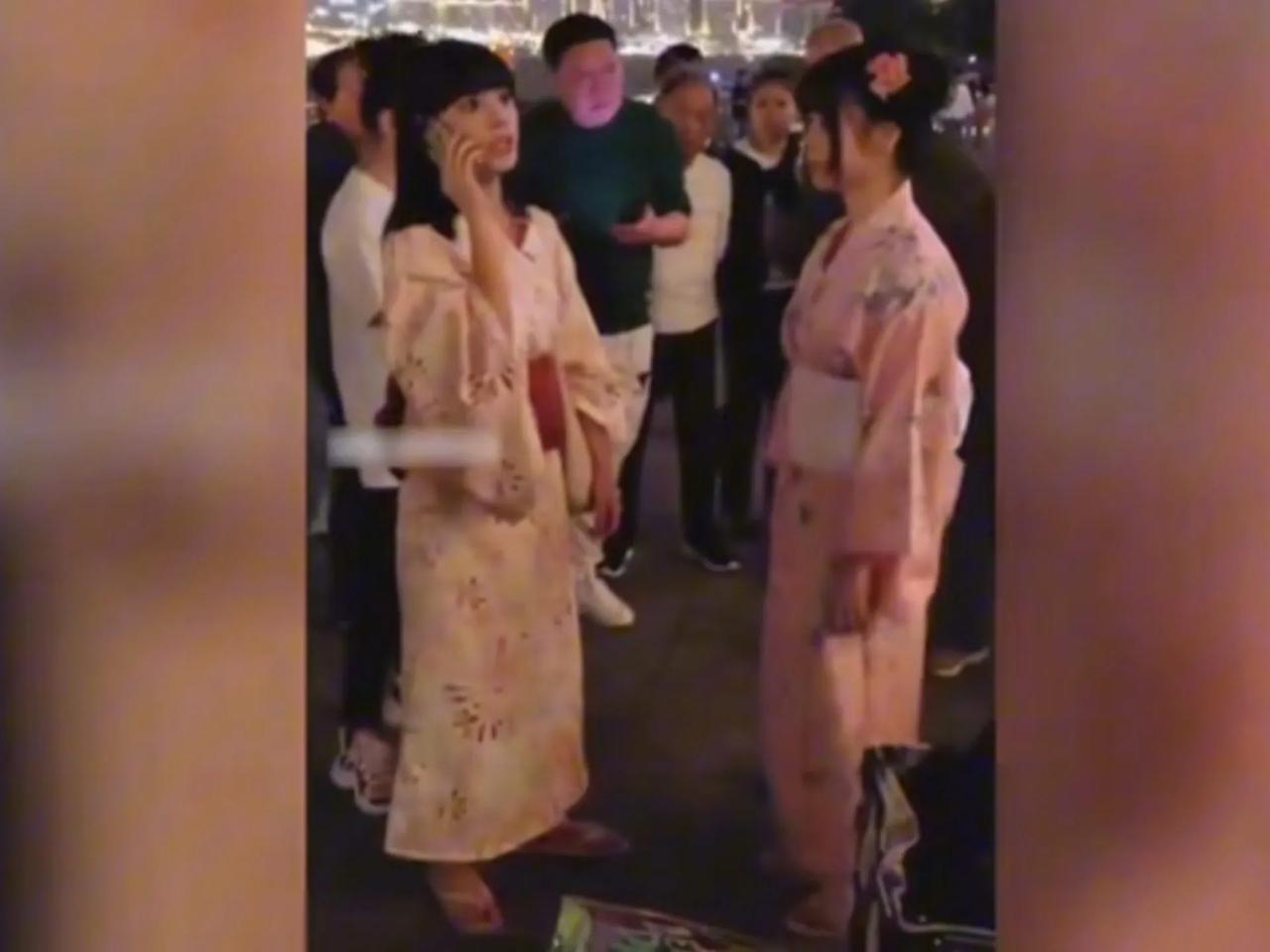 2024年，重庆解放碑下小姑娘穿和服拍照引发不满还与路人互怼，警察赶来后一句话让