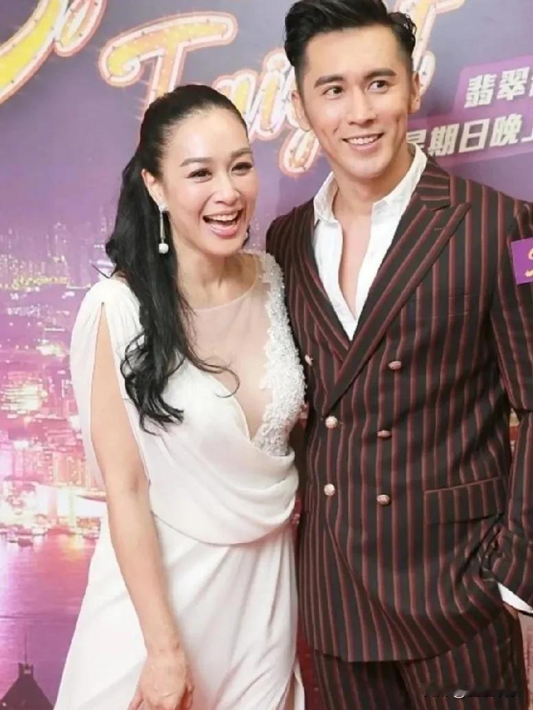 张伦硕坦言女大男小的婚姻过得太难，结婚时他只有5万，而钟丽缇有10亿。
2015