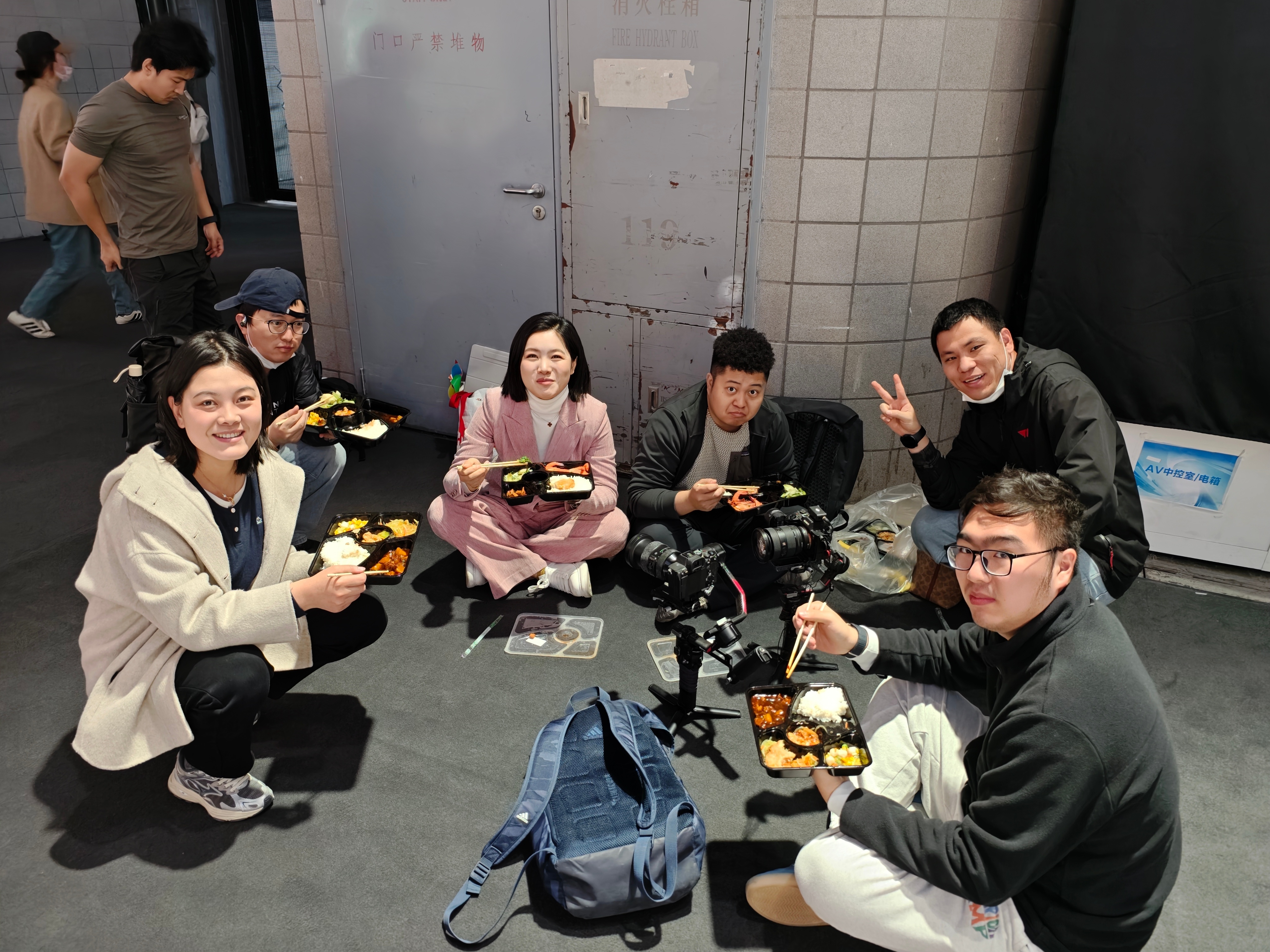 开馆第一天，从早上6点起床，一直到下午6点。大家陆陆续续离开了，我晚上有个直播，