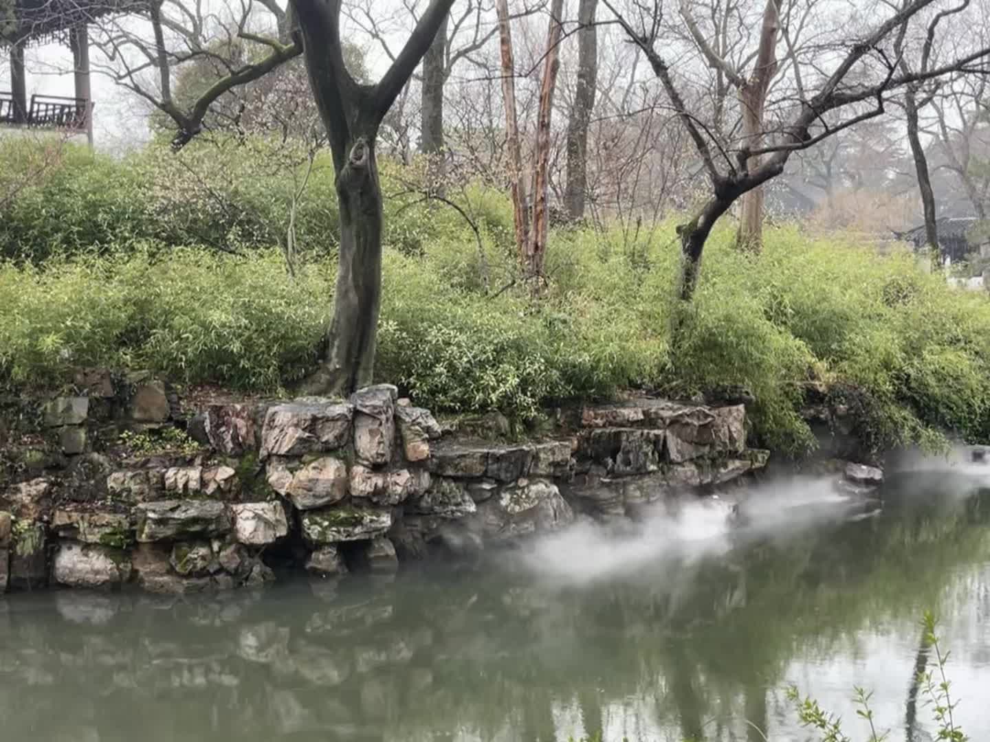 一个人在没有足够阅历之前，会存在很多幻想和期待，他幻想着亲情、友情、爱...