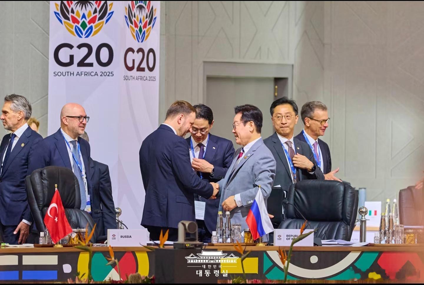 南非会场，李在明和俄罗斯代表互动。 