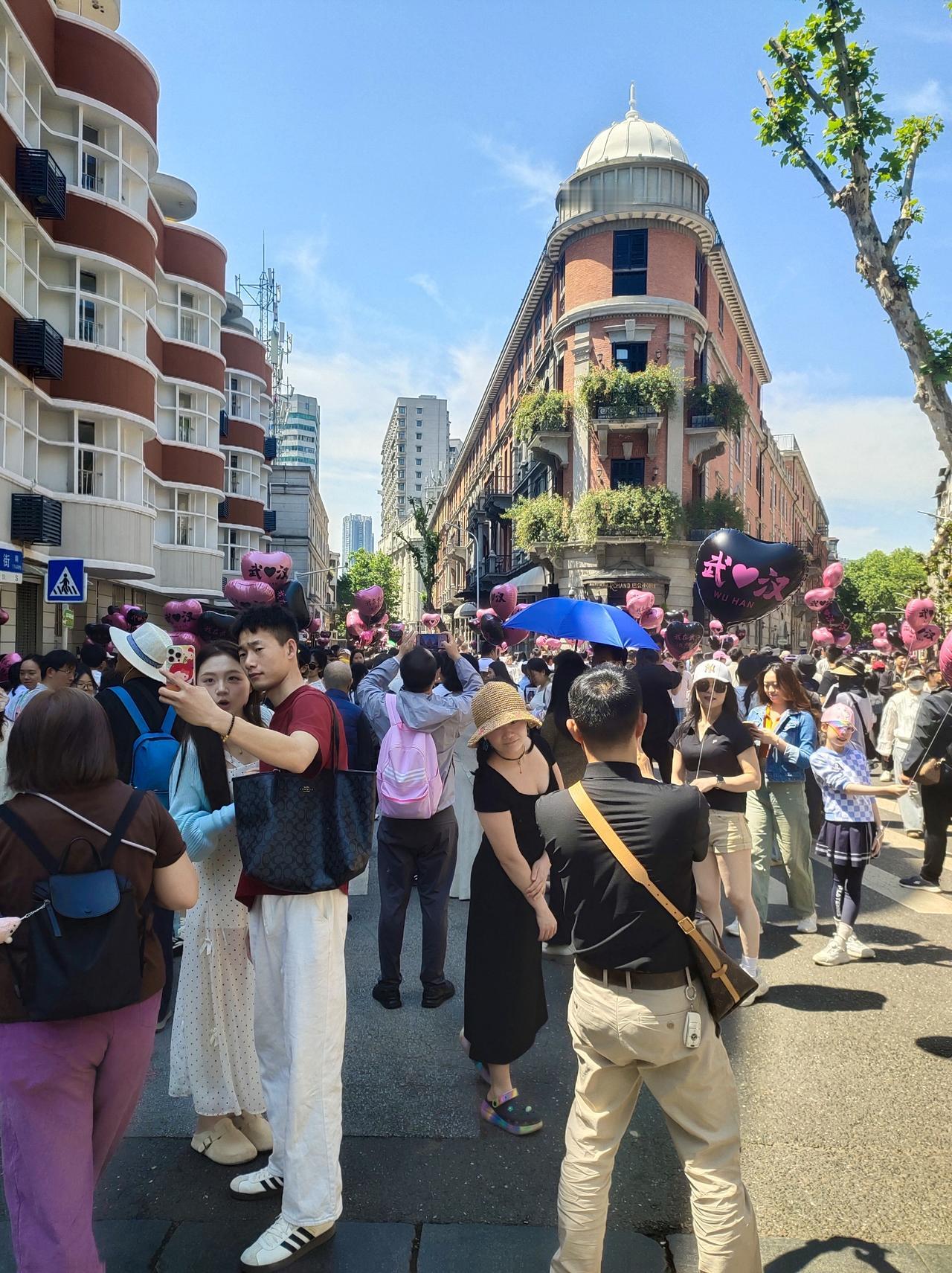 想想孩子上学也是不容易，孩子从没要求我们是首富，我又有什么资格要求她是学霸呢？