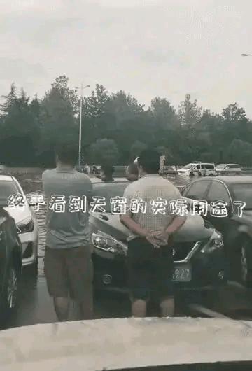 现在终于知道原来天窗是这么用的了，如果再大点就更好了[思考]