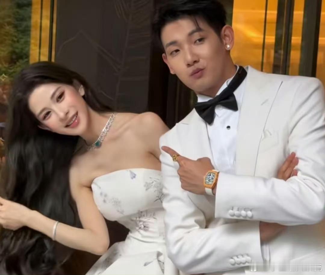 梅尼耶女友与迪丽热巴合照黄婉均出席迪奥线下时尚活动，和迪丽热巴同场参会，现场拍下