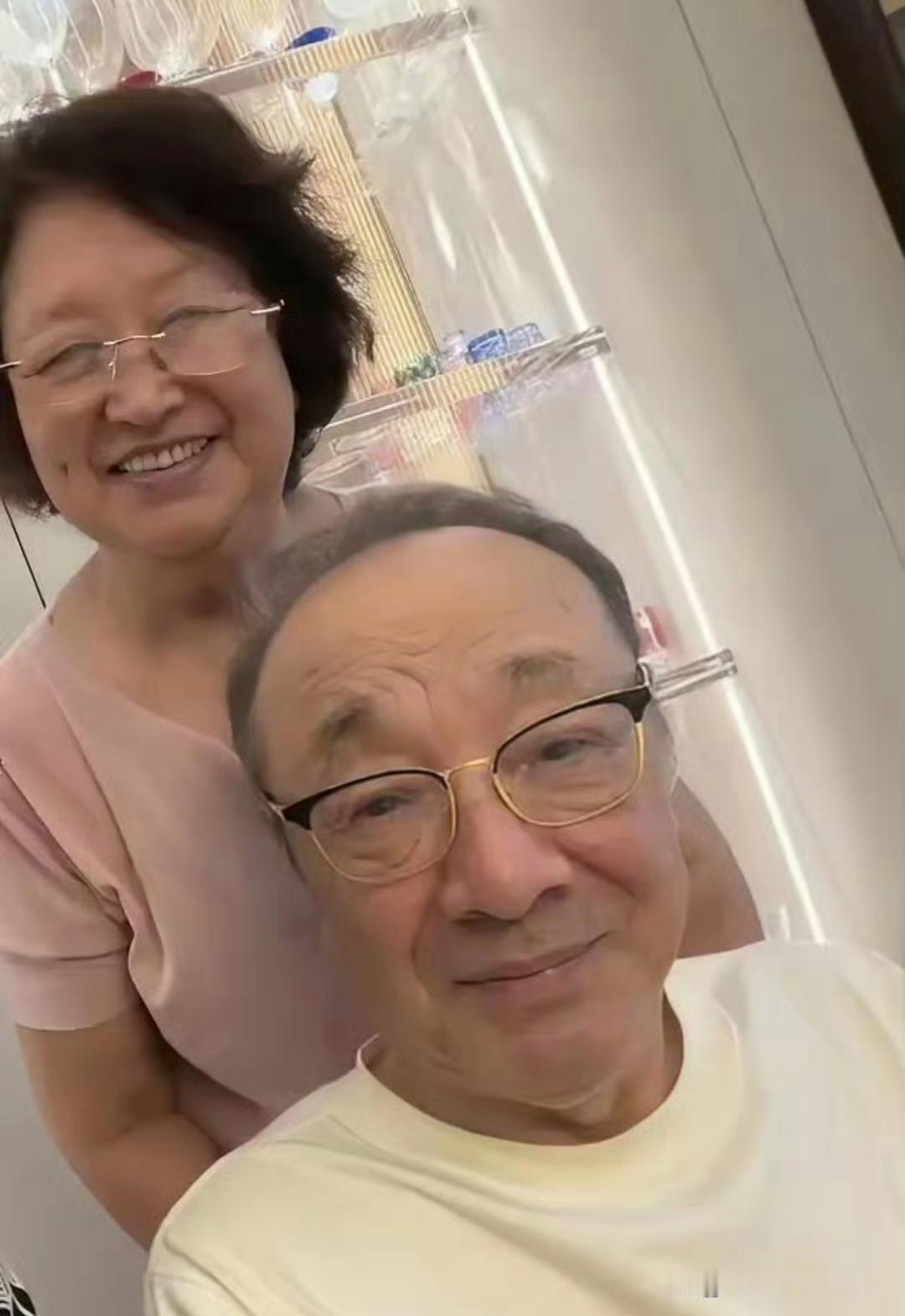 黄晓明晒了一张搂着爸妈吃饭的合照，结果几百万双眼睛全死死盯上了他身后的墙。 