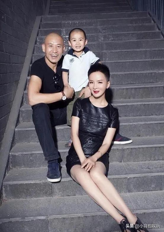 演员师小红一家三口，妻子谢兰知性优雅，儿子和爸爸共用一张脸，师小红塑造过诸多硬朗