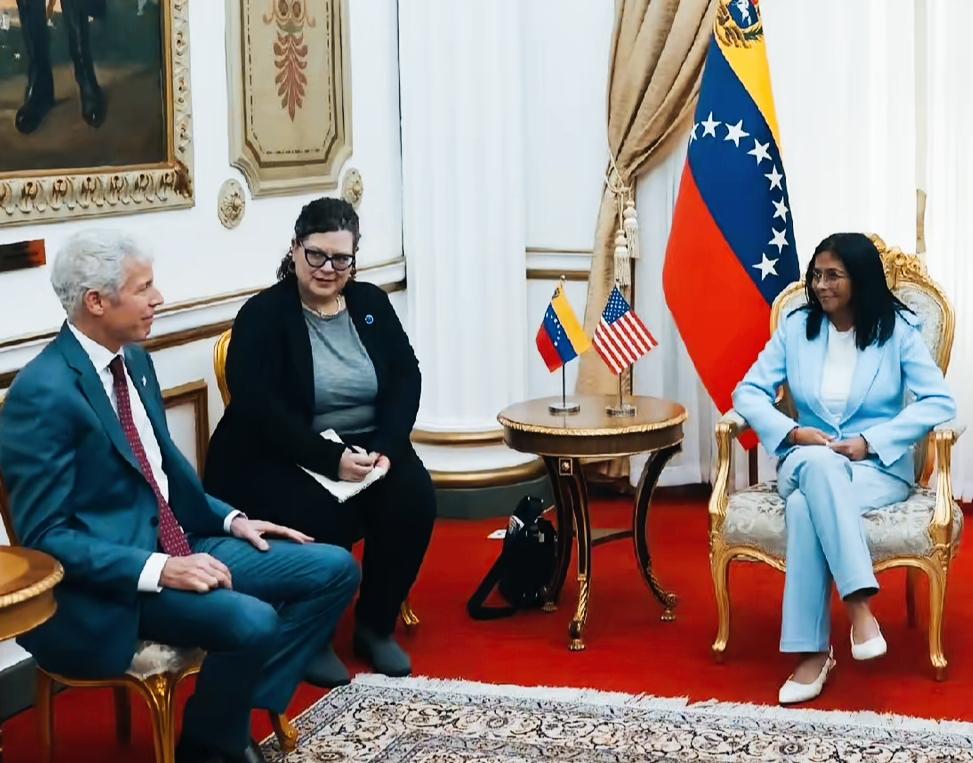 罗德里格斯会见外宾时，翘着二郎腿看起来是不是更有领导范啊？
罗德里格斯的坐姿很随