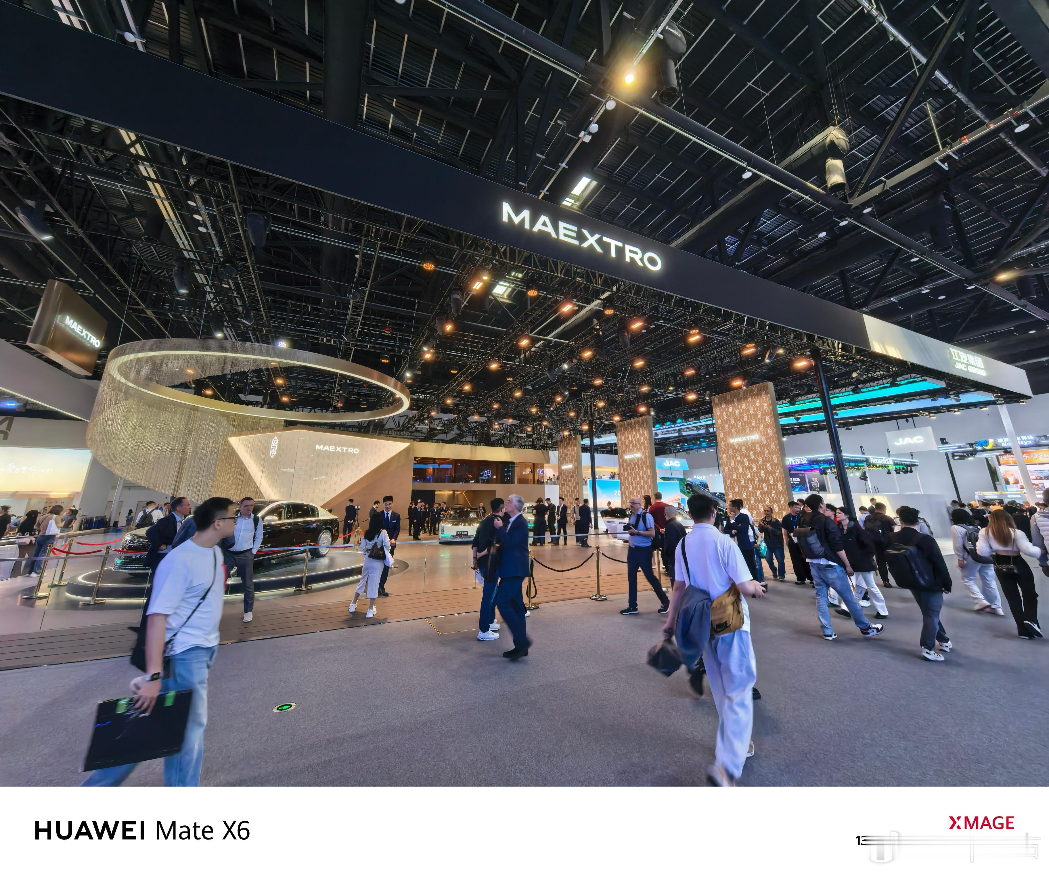 鸿蒙智行展台对面就是尊界单独的展台 