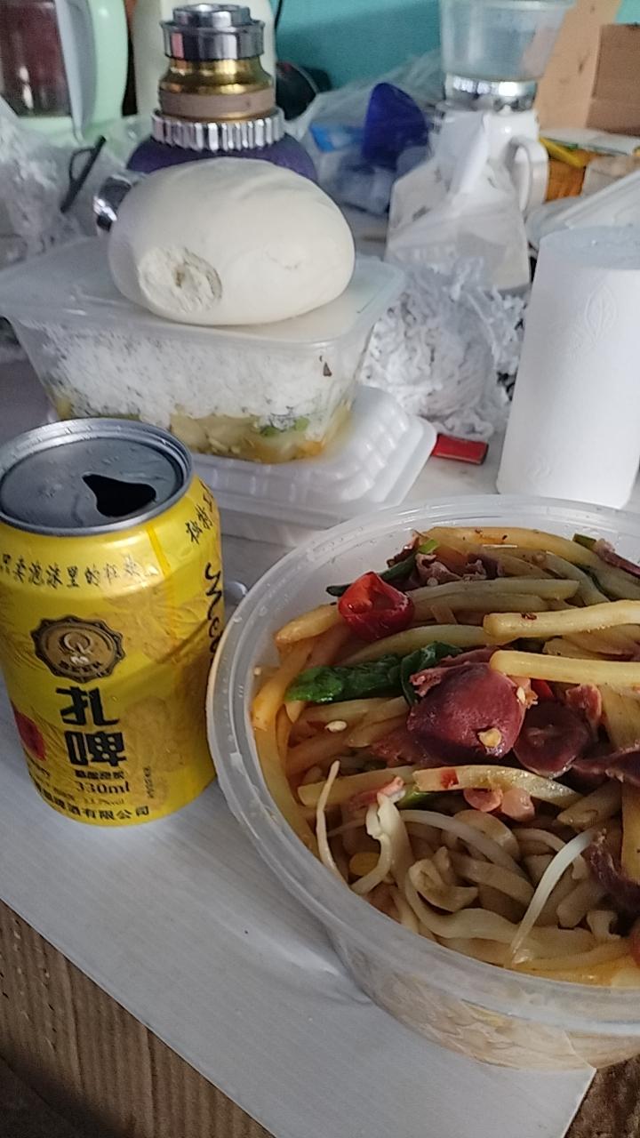 工作期间中午35°高温 来一瓶冰🧊啤酒🍺配点小菜真爽！