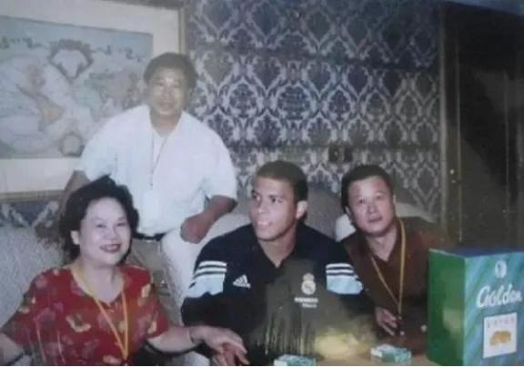 2003年，罗纳尔多来到中国，一个富婆对他说：“只要你陪我吃顿饭，我就给你30万