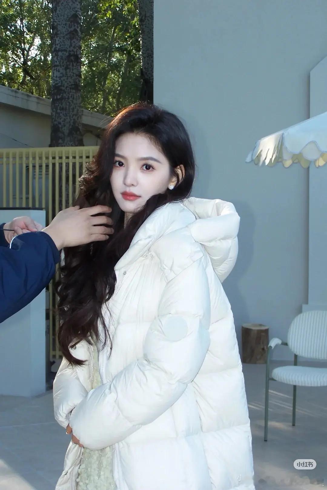 章若楠近照，感觉她的颜值在《难哄》后更亮眼了 ​​​