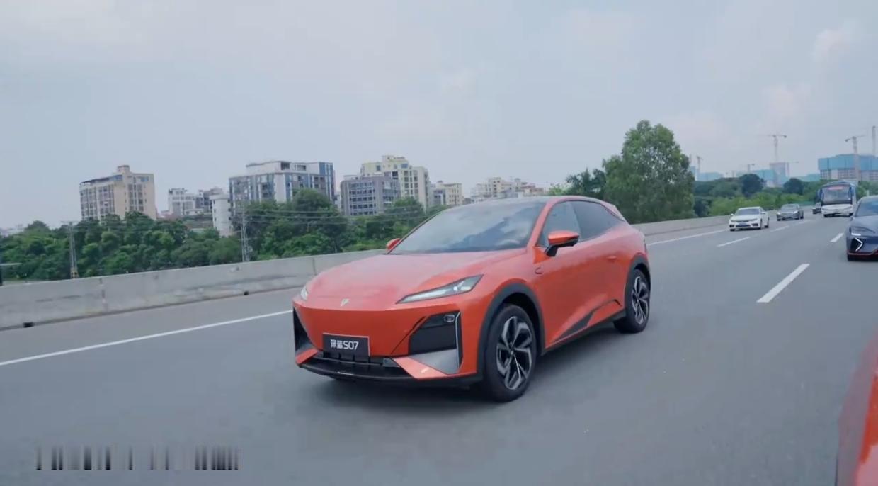 7月底上市的深蓝S07，是引入华乾崑智驾系统且价格在20万元以下的首款车型。今天