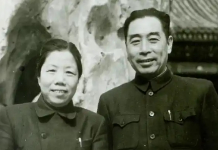 1976年11月30日至12月2日，第四届全国人大常委会第三次会议召开，华国锋在
