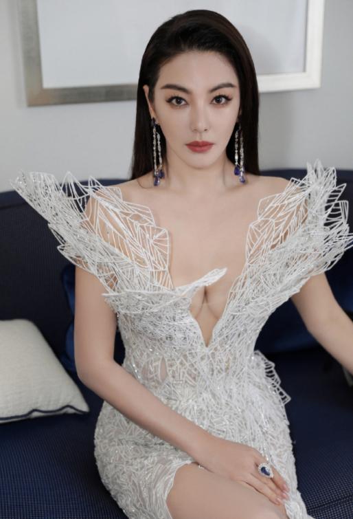 张雨绮在戛纳的第二套衣服被认为是选对了衣裳，但樱桃却看到了那个不服输的山东妹子从