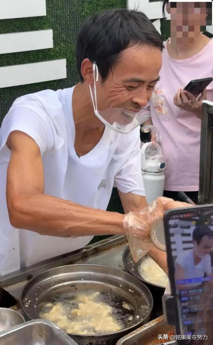 6元的鸡排，60元的情绪价值，600元的服务——这是网友对景德镇“鸡排哥”的评价