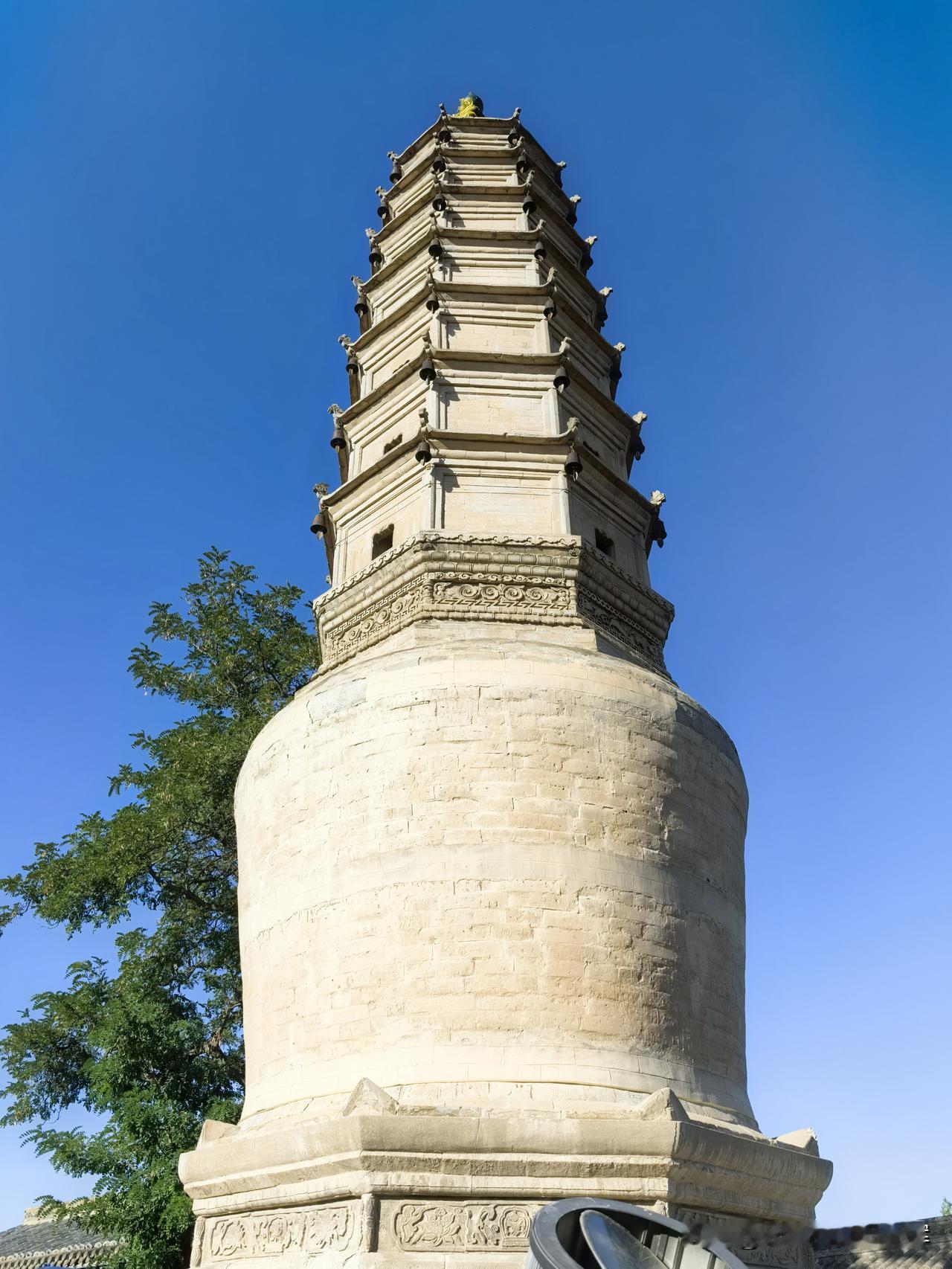 登临兰州白塔山，探访古朴的白塔寺。

寺院依山而建，古建错落，彩饰斗拱精致繁复。