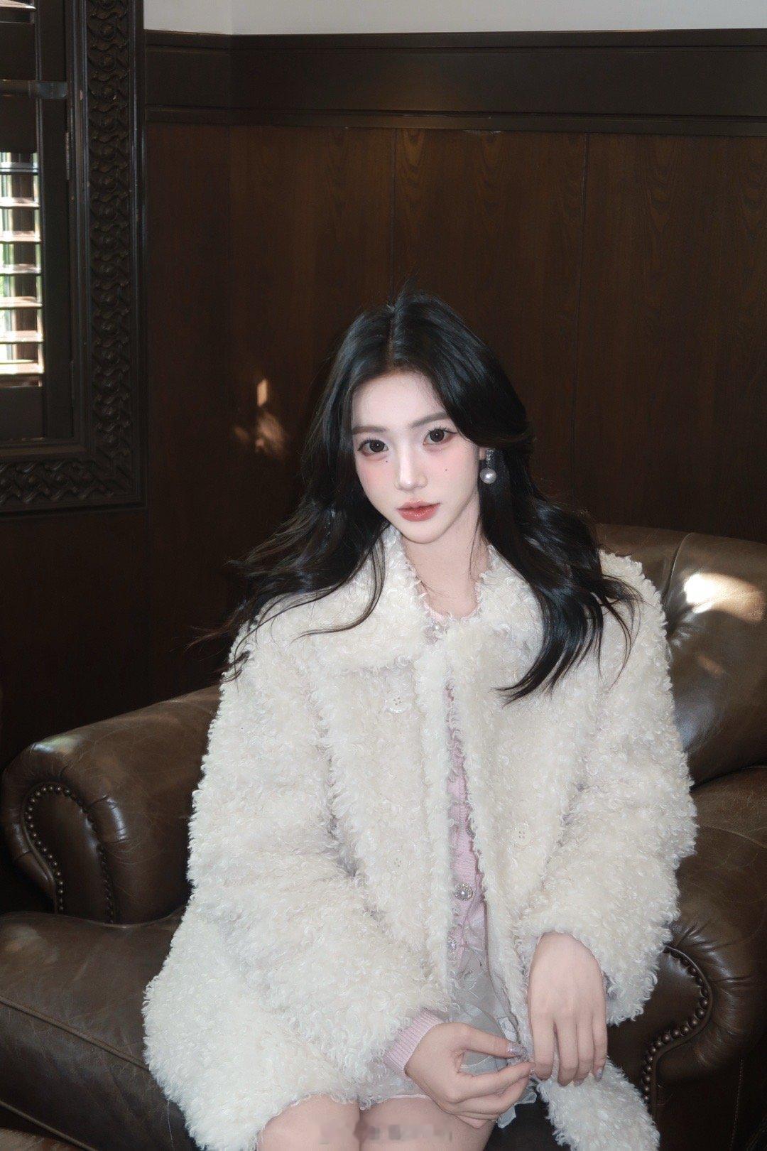 遇到邻居的小狗狗 好可爱 