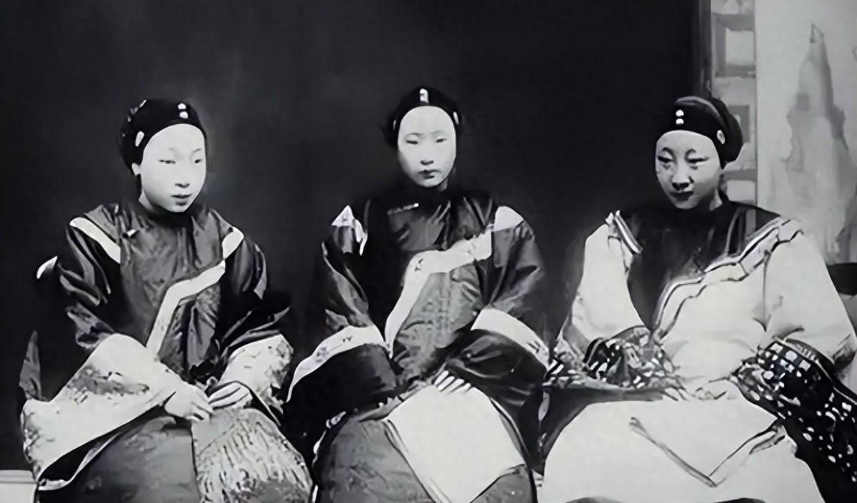 晚清时期三大著名名妓珍贵老照片曝光，美貌气质丝毫不输现代美女，难怪流芳百世！
1