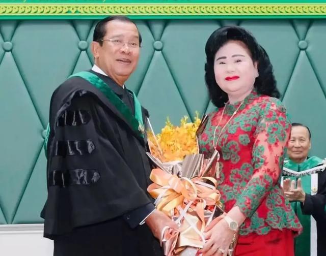 洪森亲王真是艳福不浅，不但拥有美艳绝纶的漂亮太太，还和泰国的他信紧紧拥抱过。洪森
