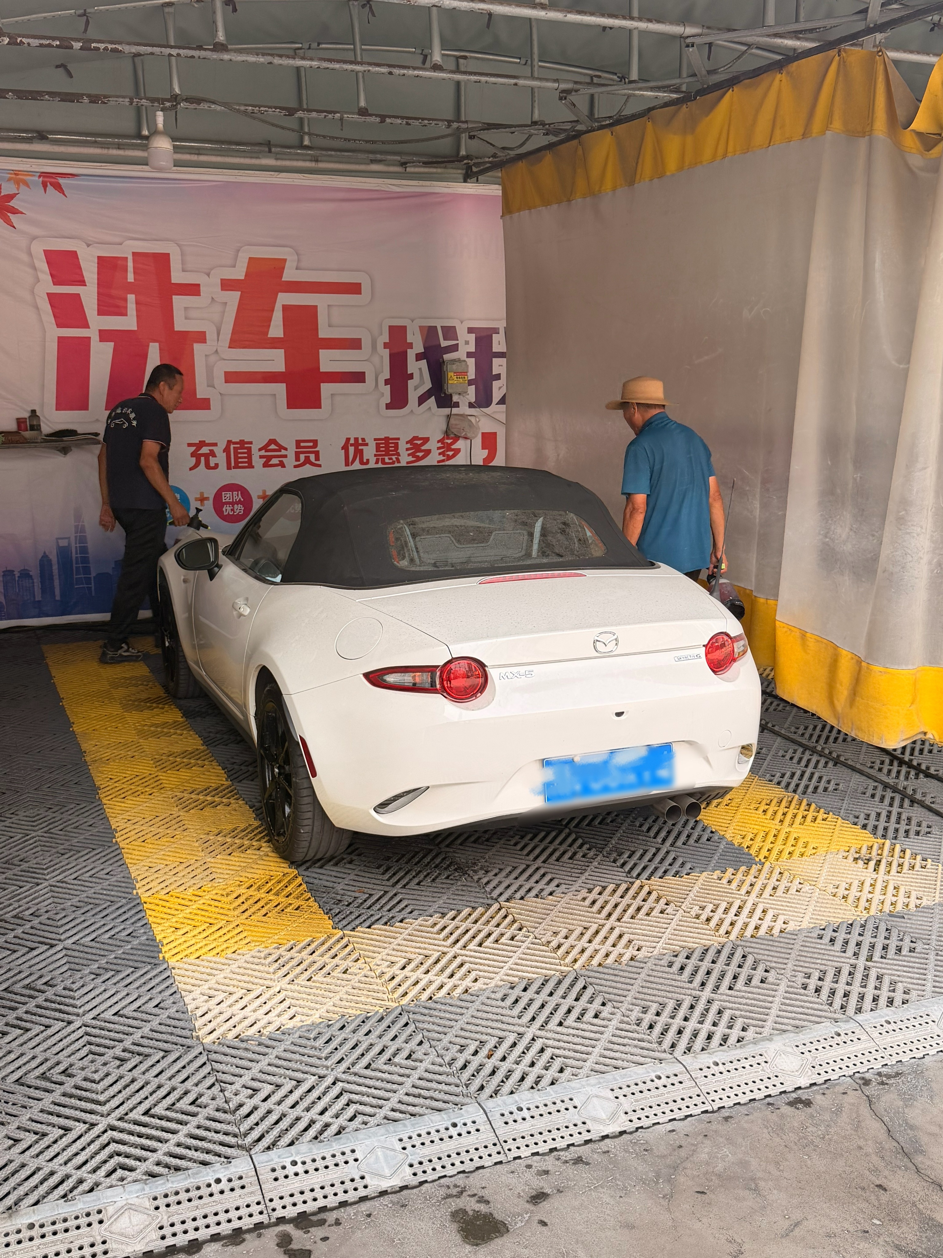 龙哥带孩子出国游学一个月作为好兄弟，帮他去把车开到我家顺便加个油洗洗车，我觉得不