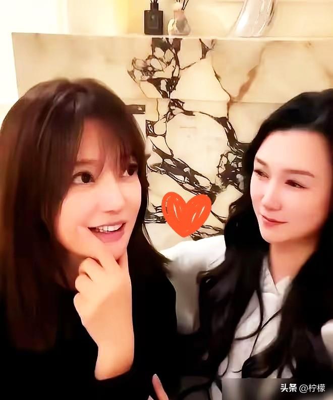 她以为能借网重生，结果10分钟就被掐了信号。

2025年最后一天凌晨两点，赵薇