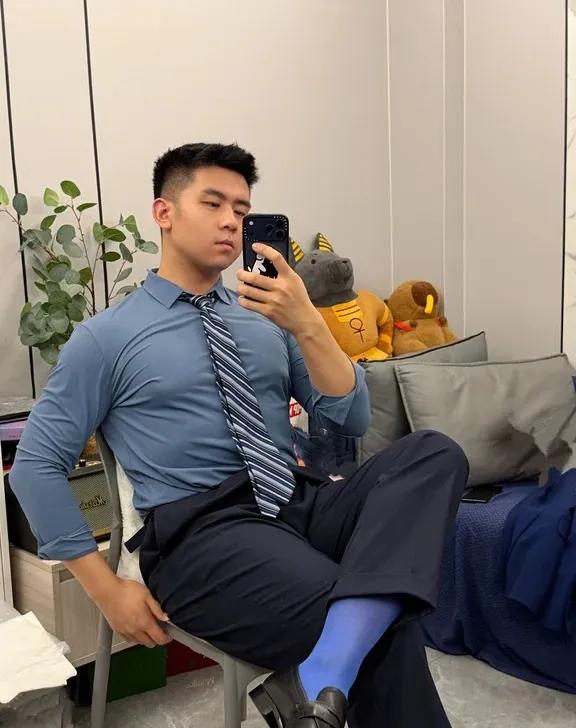 每年最期待的就是夏天，因为终于能光明正大地看帅哥了。篮球场边那些穿无袖的男生，抬