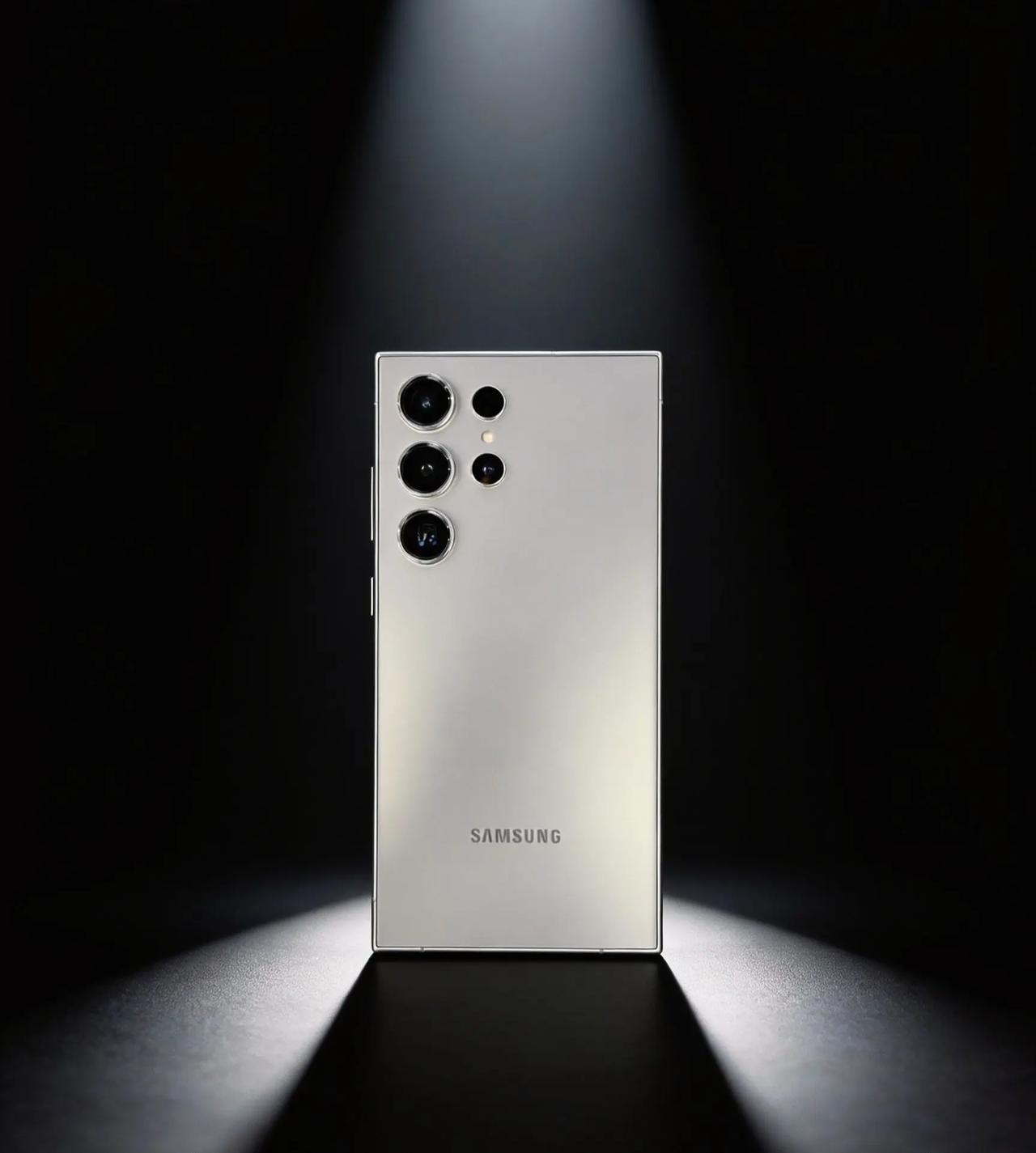 很多人都说，三星S24 Ultra，很可能是最后一代方正机身的旗舰了。
直屏、钛