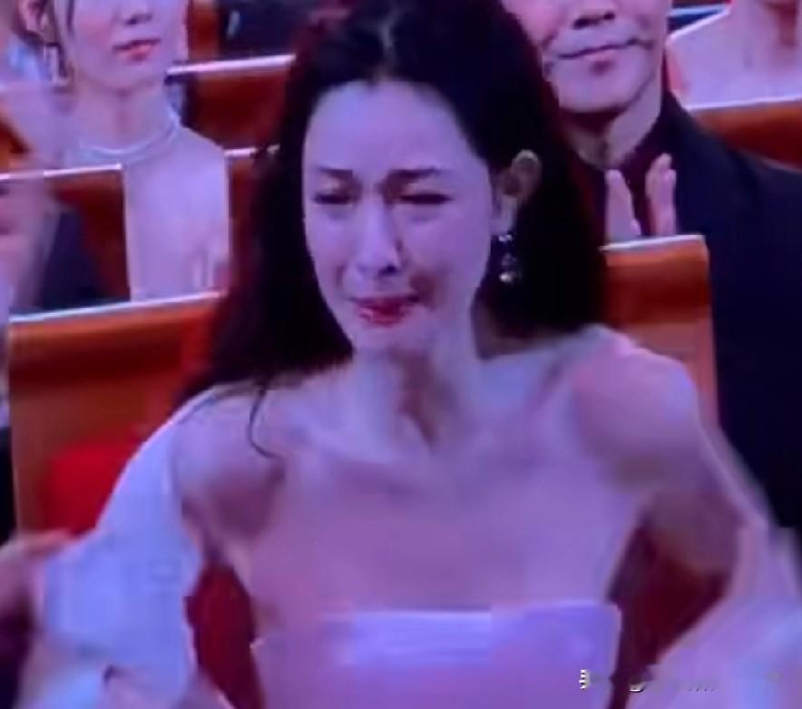 恭喜钟楚曦！
金鸡奖拿下最佳女配角，
听到名字瞬间就落泪了，
她在《好东西》里确
