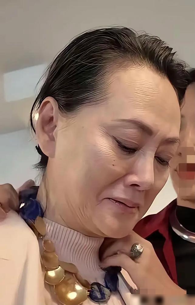 61岁大宋佳白发照刷屏，全网心疼她晚景凄凉。别傻了，人家转身嫁给小8岁比利时富商