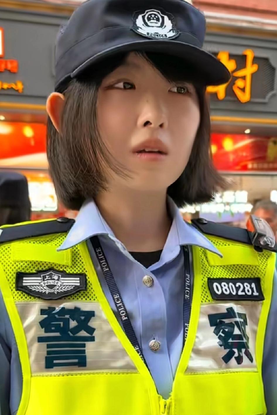 感觉快哭了，眼里泪水要流出来了，她的表情写满了无助和社恐  完全忘记了职业
你想