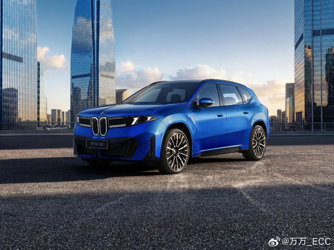 国产加长版的iX3，没有和海外版一样采用弹出式的门把手，而是半隐藏式的设计，提前