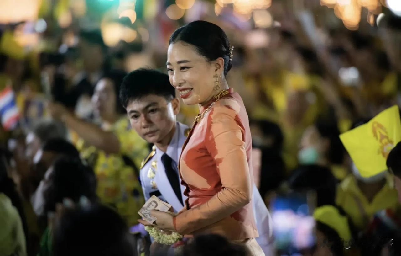 泰国嫡长女还是走了，
现在回头看，其实早有各种预兆。
 
大家都说根源并非先天心