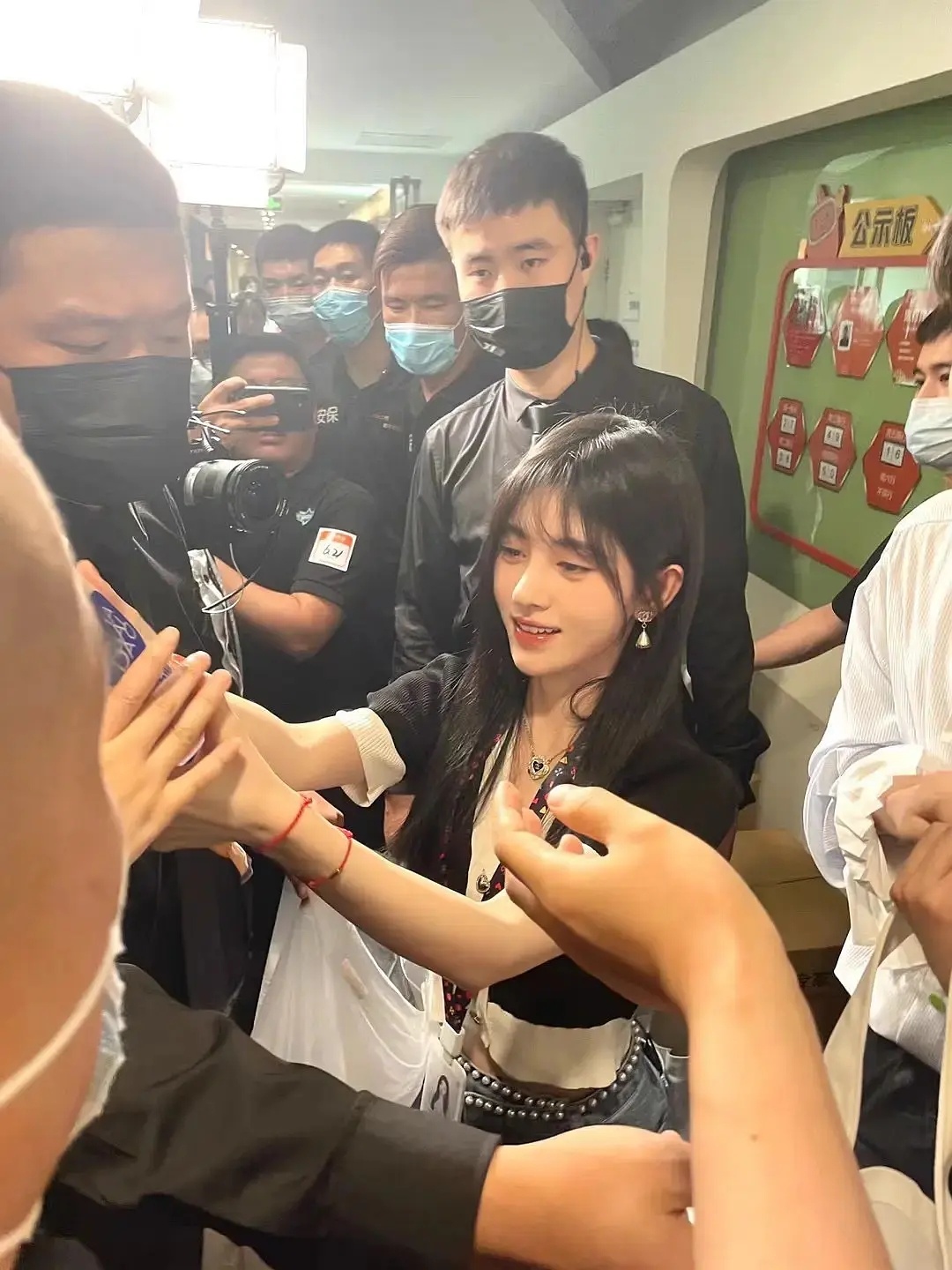 鞠姐生图美的不像一个图层 