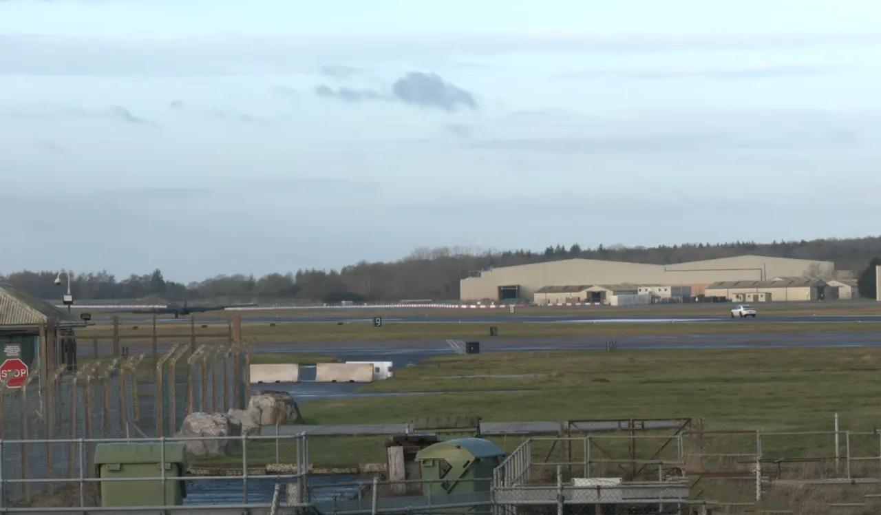 特朗普又迎来一个坏消息！

4月26日晚，英国费尔福德空军基地发生了一场大规模火