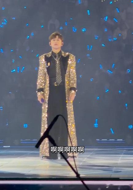 看见张杰这帅脸怎么能不尖叫 张杰未live巡回演唱会 张杰一现身，帅脸瞬间让全场