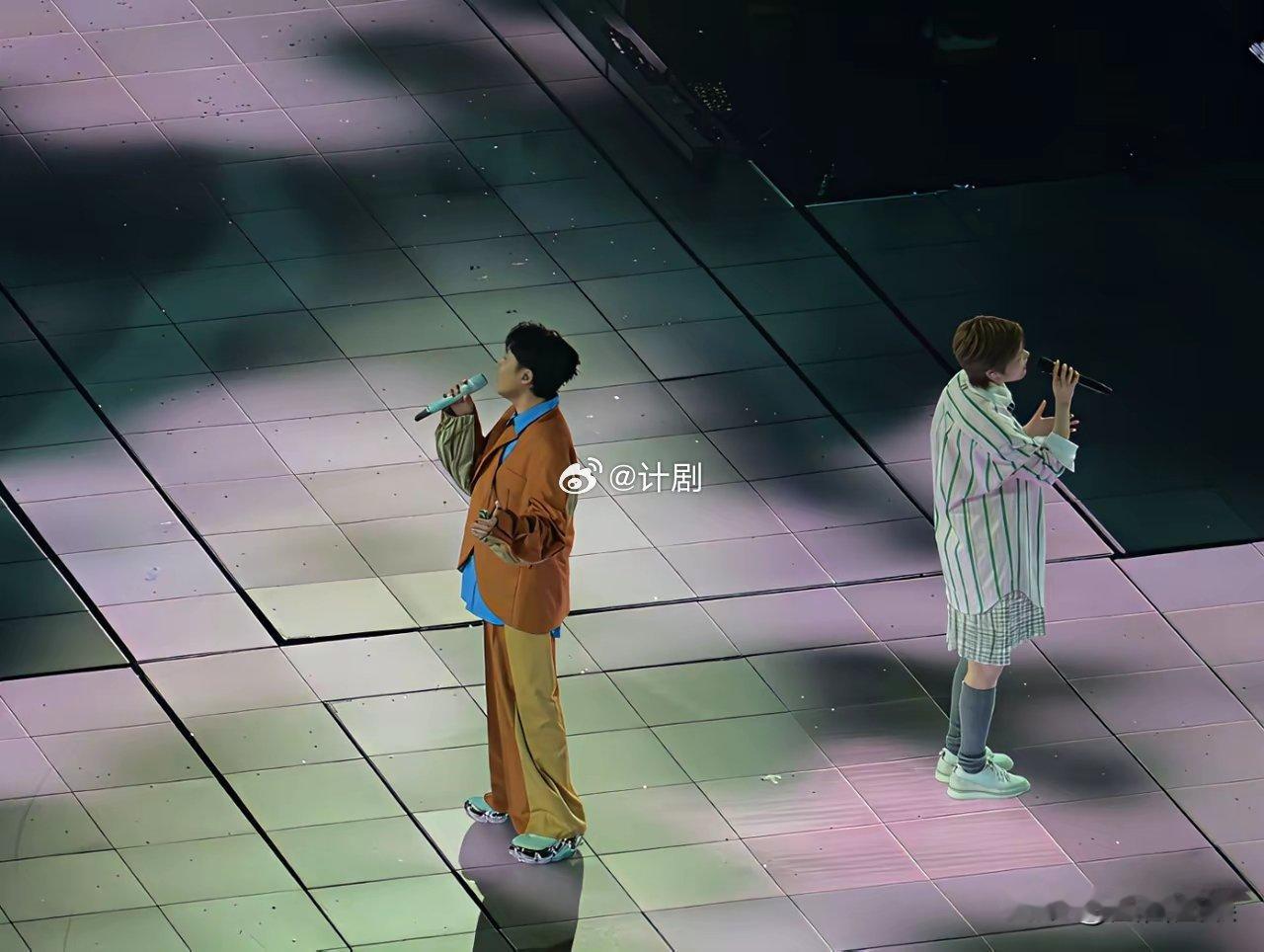 李宇春吴青峰唱哭了！3月15日晚，李宇春《皇后与梦想》巡演上海站，她和吴青峰合唱