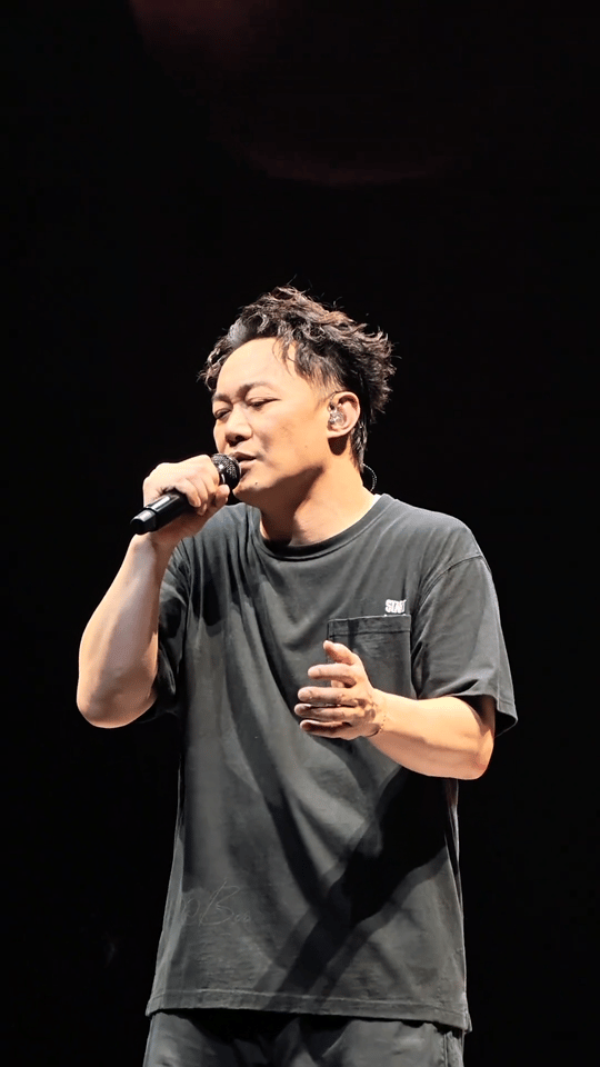 陈奕迅被乐队做局即兴安可浮夸40首固定歌单加10首安可，唱完以为要下班了，结果乐