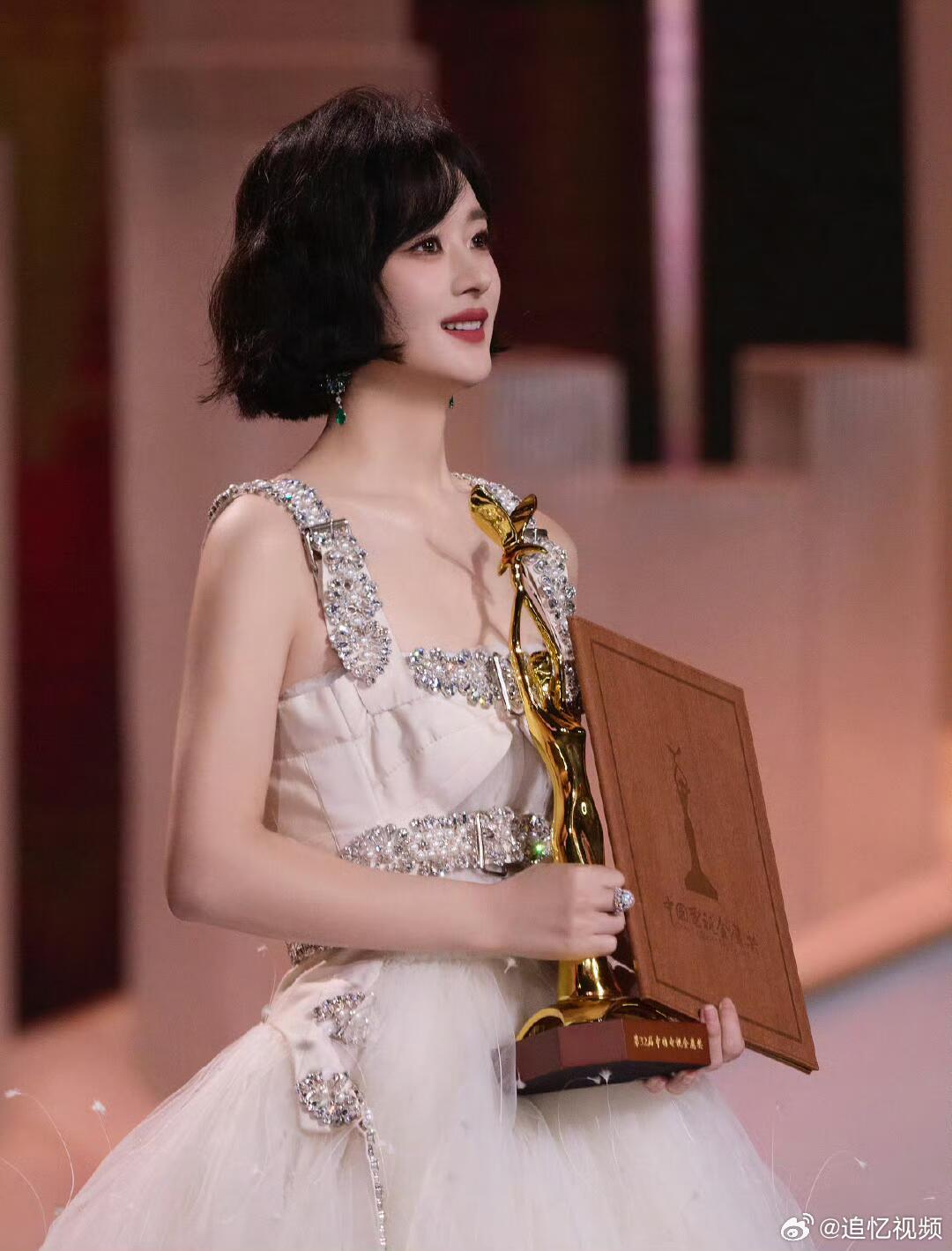 赵丽颖早就是金鹰奖大满贯了从早年拿下金鹰女神，再到花千骨、许半夏两封视后，赵丽颖